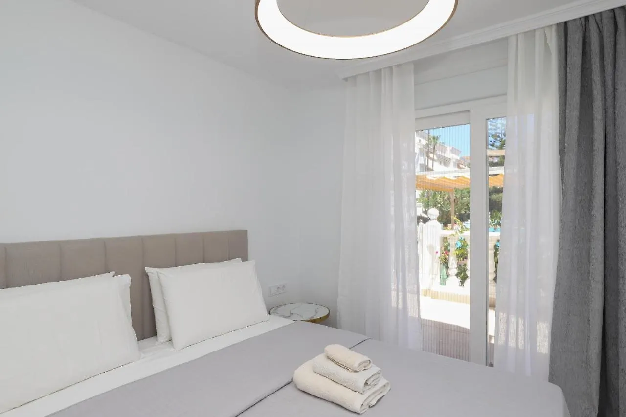 Luxury With Pool View - Playa Real Beachfront Marbella Apartment