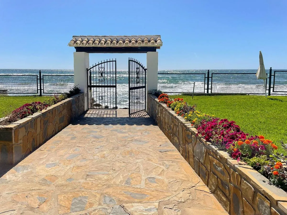 Luxury With Pool View - Playa Real Beachfront Marbella Apartment