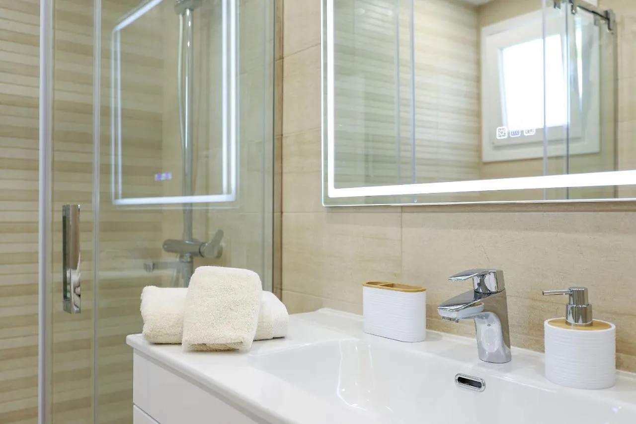 Luxury With Pool View - Playa Real Beachfront Marbella Apartment